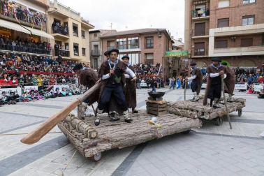 El desfile del concurso de disfraces contó con la participación de 16 grupos, 8 carrozas, 5 infantiles y 2 individuales