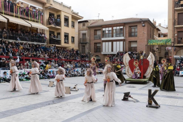 El desfile del concurso de disfraces contó con la participación de 16 grupos, 8 carrozas, 5 infantiles y 2 individuales