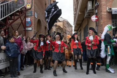 El desfile del concurso de disfraces contó con la participación de 16 grupos, 8 carrozas, 5 infantiles y 2 individuales