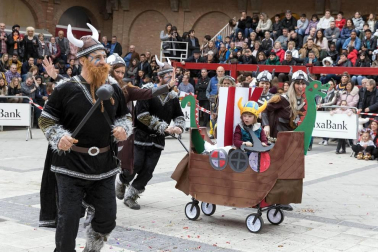 El desfile del concurso de disfraces contó con la participación de 16 grupos, 8 carrozas, 5 infantiles y 2 individuales