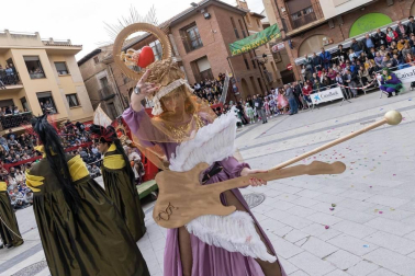 El desfile del concurso de disfraces contó con la participación de 16 grupos, 8 carrozas, 5 infantiles y 2 individuales
