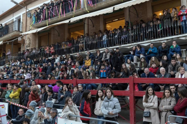 El desfile del concurso de disfraces contó con la participación de 16 grupos, 8 carrozas, 5 infantiles y 2 individuales