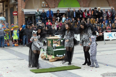 El desfile del concurso de disfraces contó con la participación de 16 grupos, 8 carrozas, 5 infantiles y 2 individuales