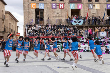 El desfile del concurso de disfraces contó con la participación de 16 grupos, 8 carrozas, 5 infantiles y 2 individuales