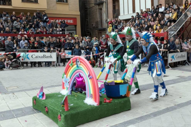 El desfile del concurso de disfraces contó con la participación de 16 grupos, 8 carrozas, 5 infantiles y 2 individuales