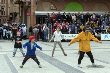 El desfile del concurso de disfraces contó con la participación de 16 grupos, 8 carrozas, 5 infantiles y 2 individuales