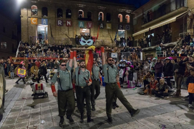 El desfile del concurso de disfraces contó con la participación de 16 grupos, 8 carrozas, 5 infantiles y 2 individuales