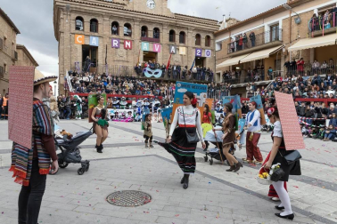 El desfile del concurso de disfraces contó con la participación de 16 grupos, 8 carrozas, 5 infantiles y 2 individuales