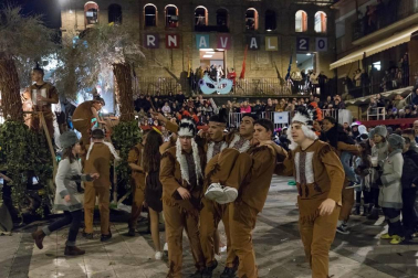 El desfile del concurso de disfraces contó con la participación de 16 grupos, 8 carrozas, 5 infantiles y 2 individuales