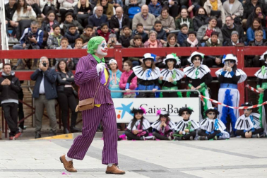 El desfile del concurso de disfraces contó con la participación de 16 grupos, 8 carrozas, 5 infantiles y 2 individuales