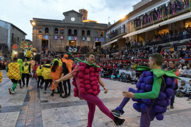 El desfile del concurso de disfraces contó con la participación de 16 grupos, 8 carrozas, 5 infantiles y 2 individuales