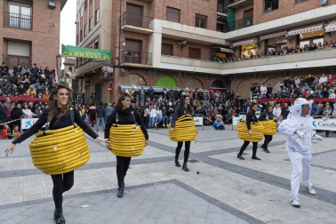 El desfile del concurso de disfraces contó con la participación de 16 grupos, 8 carrozas, 5 infantiles y 2 individuales
