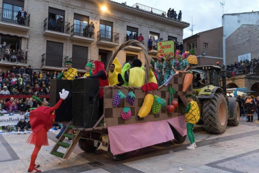 El desfile del concurso de disfraces contó con la participación de 16 grupos, 8 carrozas, 5 infantiles y 2 individuales