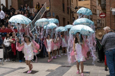 El desfile del concurso de disfraces contó con la participación de 16 grupos, 8 carrozas, 5 infantiles y 2 individuales