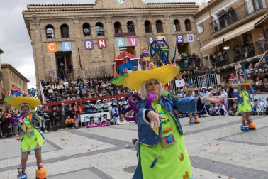 El desfile del concurso de disfraces contó con la participación de 16 grupos, 8 carrozas, 5 infantiles y 2 individuales