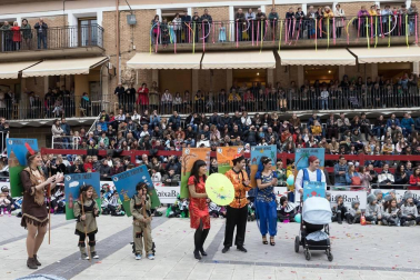 El desfile del concurso de disfraces contó con la participación de 16 grupos, 8 carrozas, 5 infantiles y 2 individuales