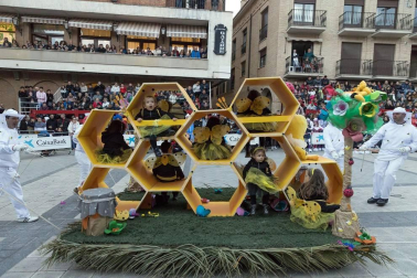 El desfile del concurso de disfraces contó con la participación de 16 grupos, 8 carrozas, 5 infantiles y 2 individuales