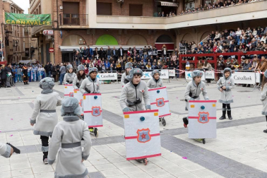 El desfile del concurso de disfraces contó con la participación de 16 grupos, 8 carrozas, 5 infantiles y 2 individuales