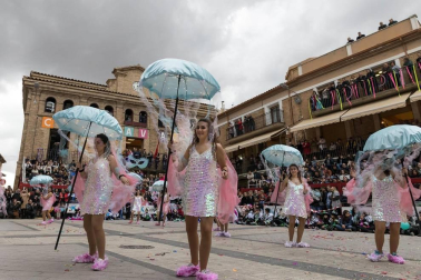 El desfile del concurso de disfraces contó con la participación de 16 grupos, 8 carrozas, 5 infantiles y 2 individuales