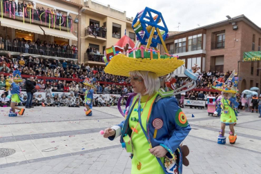 El desfile del concurso de disfraces contó con la participación de 16 grupos, 8 carrozas, 5 infantiles y 2 individuales