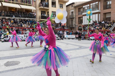 El desfile del concurso de disfraces contó con la participación de 16 grupos, 8 carrozas, 5 infantiles y 2 individuales
