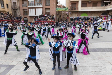 El desfile del concurso de disfraces contó con la participación de 16 grupos, 8 carrozas, 5 infantiles y 2 individuales