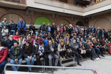 El desfile del concurso de disfraces contó con la participación de 16 grupos, 8 carrozas, 5 infantiles y 2 individuales