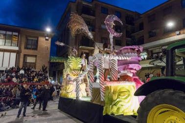 El desfile del concurso de disfraces contó con la participación de 16 grupos, 8 carrozas, 5 infantiles y 2 individuales