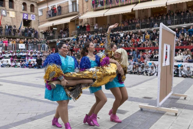 El desfile del concurso de disfraces contó con la participación de 16 grupos, 8 carrozas, 5 infantiles y 2 individuales