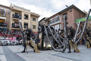 El desfile del concurso de disfraces contó con la participación de 16 grupos, 8 carrozas, 5 infantiles y 2 individuales