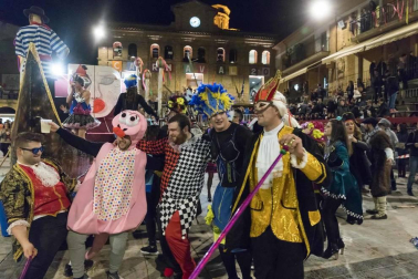 El desfile del concurso de disfraces contó con la participación de 16 grupos, 8 carrozas, 5 infantiles y 2 individuales