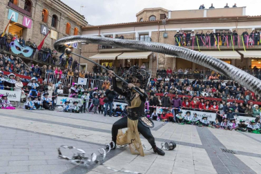 El desfile del concurso de disfraces contó con la participación de 16 grupos, 8 carrozas, 5 infantiles y 2 individuales