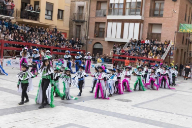 El desfile del concurso de disfraces contó con la participación de 16 grupos, 8 carrozas, 5 infantiles y 2 individuales