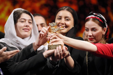 Fotografías de la alfombra roja y de la entrega de premios de la 70ª edición de la Berlinale, que ha otorgado el Oso de Oro a la película iraní 'There is no Evil'.