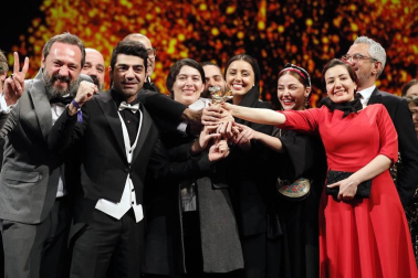 Fotografías de la alfombra roja y de la entrega de premios de la 70ª edición de la Berlinale, que ha otorgado el Oso de Oro a la película iraní 'There is no Evil'.