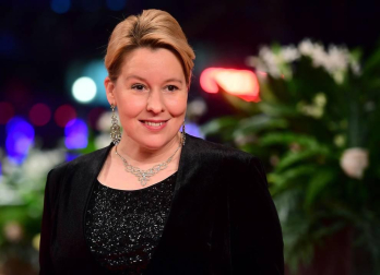 Fotografías de la alfombra roja y de la entrega de premios de la 70ª edición de la Berlinale, que ha otorgado el Oso de Oro a la película iraní 'There is no Evil'.