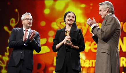 Fotografías de la alfombra roja y de la entrega de premios de la 70ª edición de la Berlinale, que ha otorgado el Oso de Oro a la película iraní 'There is no Evil'.