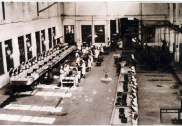 La asociación de Mujeres Adrianesas y Viceversa expone durante esta semana en el vestíbulo del salón de actos de la casa de cultura un centenar de instantáneas que narran la historia de estas mujeres, pioneras y motor de la economía navarra