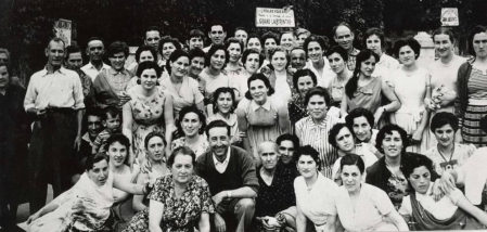La asociación de Mujeres Adrianesas y Viceversa expone durante esta semana en el vestíbulo del salón de actos de la casa de cultura un centenar de instantáneas que narran la historia de estas mujeres, pioneras y motor de la economía navarra
