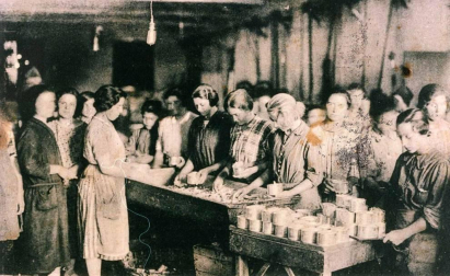 La asociación de Mujeres Adrianesas y Viceversa expone durante esta semana en el vestíbulo del salón de actos de la casa de cultura un centenar de instantáneas que narran la historia de estas mujeres, pioneras y motor de la economía navarra