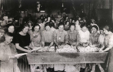 La asociación de Mujeres Adrianesas y Viceversa expone durante esta semana en el vestíbulo del salón de actos de la casa de cultura un centenar de instantáneas que narran la historia de estas mujeres, pioneras y motor de la economía navarra