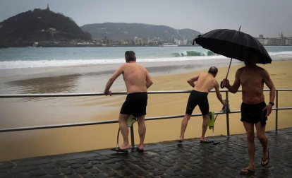 Fotos desde el Paseo Nuevo de San Sebastián, donde el fuerte oleaje sorprende a varias personas, este martes 3 de marzo