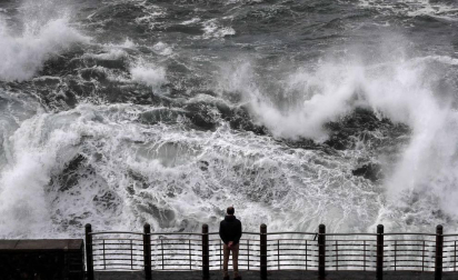 Fotos desde el Paseo Nuevo de San Sebastián, donde el fuerte oleaje sorprende a varias personas, este martes 3 de marzo