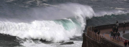 Fotos desde el Paseo Nuevo de San Sebastián, donde el fuerte oleaje sorprende a varias personas, este martes 3 de marzo