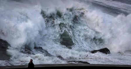 Fotos desde el Paseo Nuevo de San Sebastián, donde el fuerte oleaje sorprende a varias personas, este martes 3 de marzo