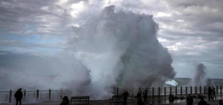 Fotos desde el Paseo Nuevo de San Sebastián, donde el fuerte oleaje sorprende a varias personas, este martes 3 de marzo