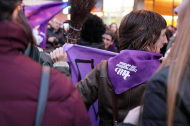 Multitudinaria manifestación por el Día de la Mujer en la capital navarra
