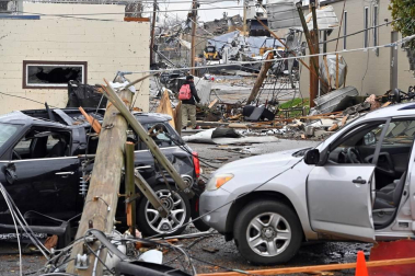 El azote de "devastadores" tornados deja al menos 25 muertos en EE UU