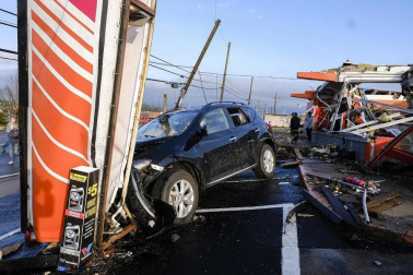 El azote de "devastadores" tornados deja al menos 25 muertos en EE UU