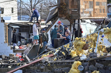 El azote de "devastadores" tornados deja al menos 25 muertos en EE UU
